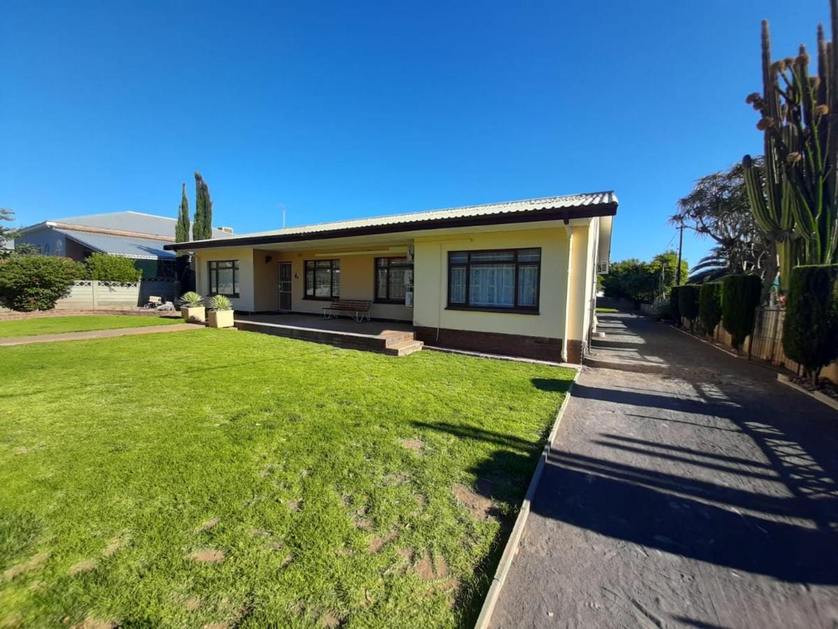 Hotel Dagbreek Beaufort West Esterno foto