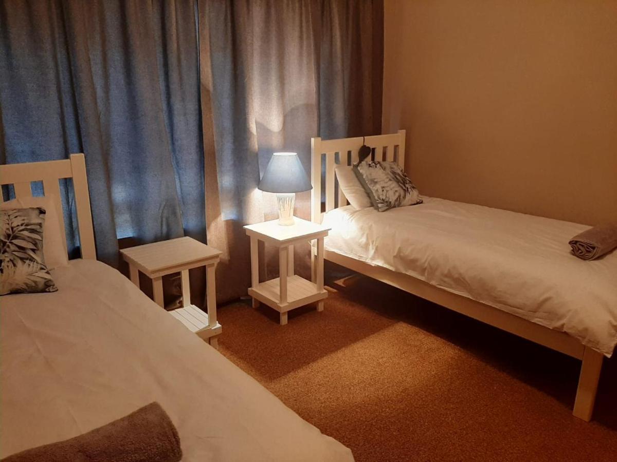 Hotel Dagbreek Beaufort West Esterno foto