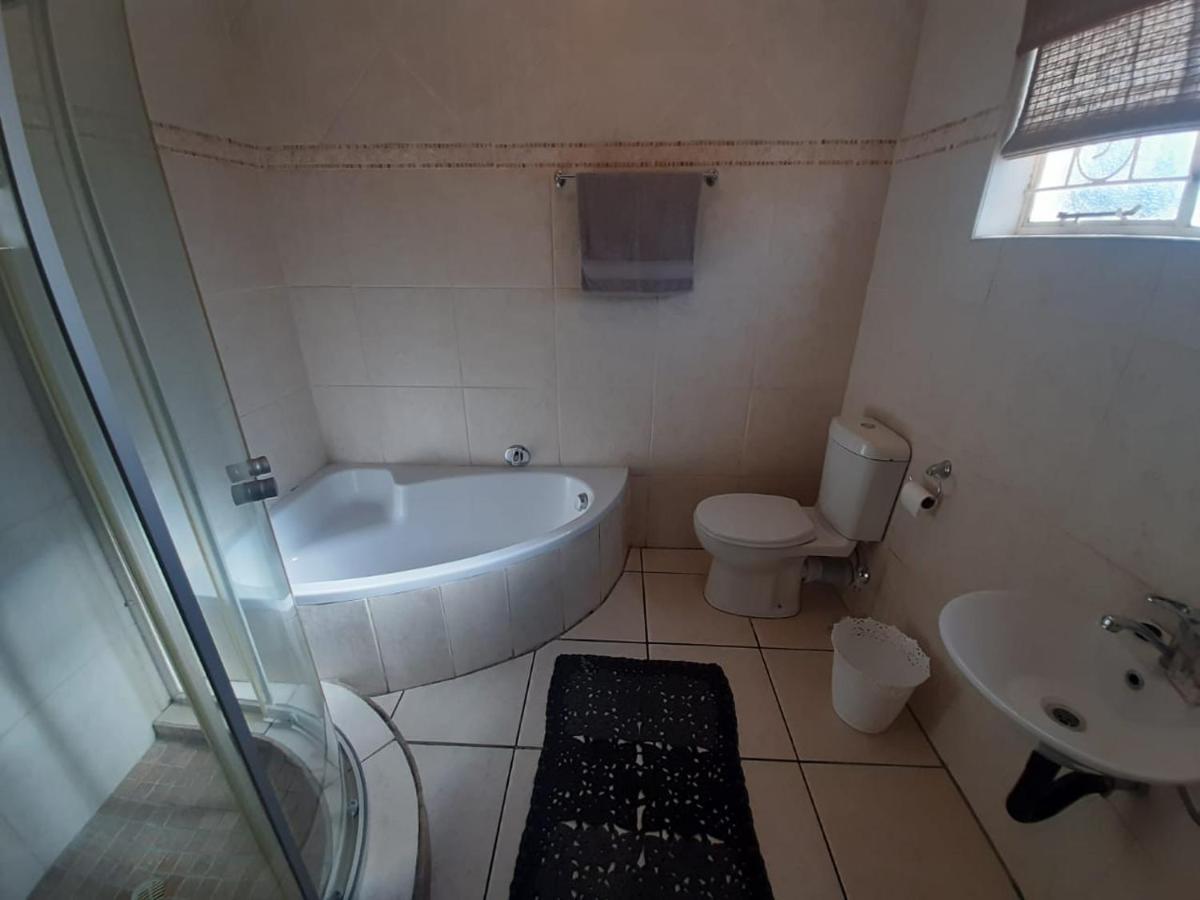 Hotel Dagbreek Beaufort West Esterno foto